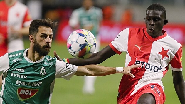 Jabloneck&yacute; Vachtang Čanturi&scaron;vili (vlevo) a El Hadji Malick Diouf ze Slavie v...