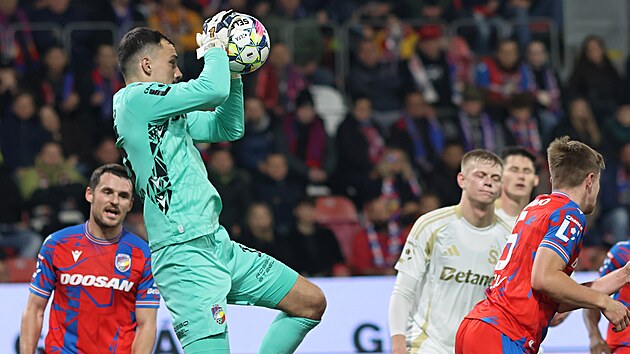 Martin Jedli�ka z Plzn� chyt� m�� do rukavic.