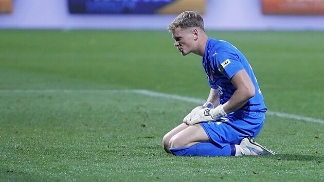 Brank�� Slavie Anton�n Kinsk� reaguje na d�n� v utk�n� s Jabloncem.