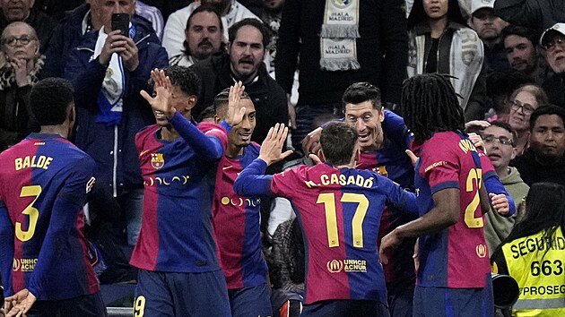 Fotbalist� Barcelony slav� g�l b�hem El Cl�sika.