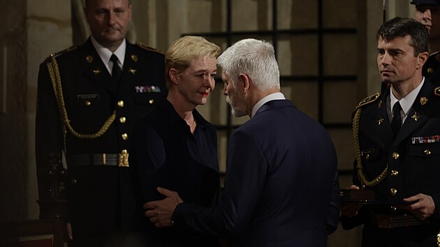 Prezident Petr Pavel ocenil medail� Za hrdinstv�in memoriam Karla Ku�eru, p�ezd�van�ho Charlie Czech, kter� padl jako �len Mezin�rodn� legie �zemn� obrany Ukrajiny p�i obran� Bachmutu. Vyznamen�n� p�evzala jeho matka Jana Ku�erov�. (28. ��jna 2024)