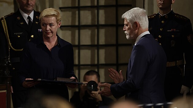 Prezident Petr Pavel ocenil medail� Za hrdinstv�in memoriam Karla Ku�eru, p�ezd�van�ho Charlie Czech, kter� padl jako �len Mezin�rodn� legie �zemn� obrany Ukrajiny p�i obran� Bachmutu. Vyznamen�n� p�evzala jeho matka Jana Ku�erov�. (28. ��jna 2024)