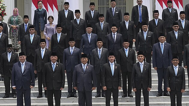 Prezident Indon�sie Prabowo Subianto slo�il vl�du ��taj�c� 48 ministerstev a v�ce ne� 100 ministr� a n�m�stk�. (21. ��jna 2024)