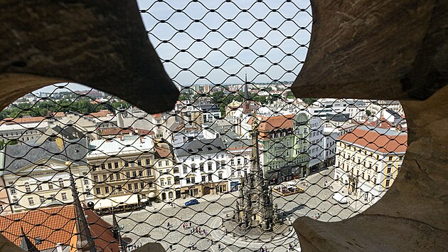 Pohled ze znovuotev�en�ho ochozu v�e olomouck� radnice na Horn� n�m�st� a ��st panoramatu m�sta.