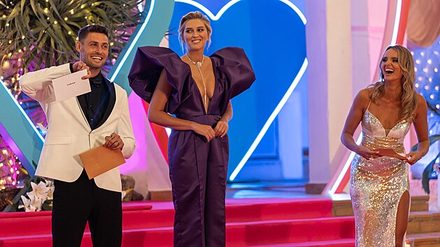 Vítězové Love Islandu 2024 Trabo a Kristi s moderátorkou Zorkou Hejdovou (28. října 2024)