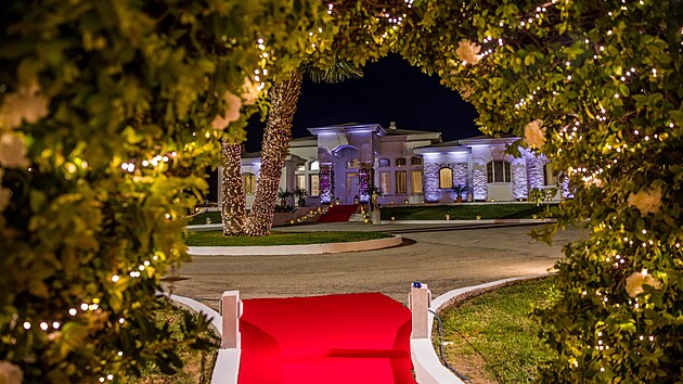 Nov show Bachelor esko, ve kter se pan Dokonal vyd na nezapomenutelnou cestu za hlednm t prav. V luxusnm sdle na ndhernm eckm ostrov Rhodos se bude tento svobodn mu snait najt ideln partnerku mezi skupinou atraktivnch a charismatickch dvek, kter zabojuj o jeho srdce.