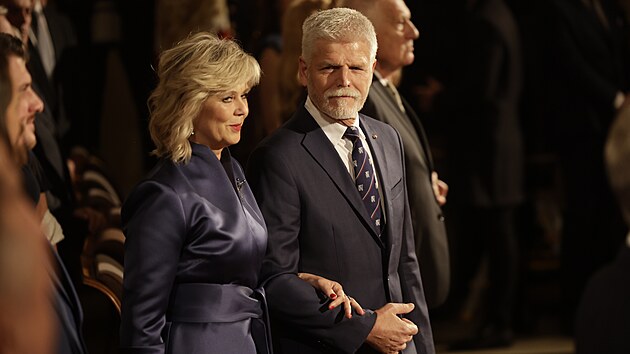 Eva Pavlov� v ��adu prvn� d�my jen kvete. Sv�m modelem z p�ed�v�n� st�tn�ch vyznamen�n� by str�ila do kapsy kdejakou kr�lovnu. N�dhern� st�ih a barvu �at� doplnily navln�n� vlasy a o kapku v�razn�j�� make-up, ne� jsme u n� zvykl�. Jedn�m slovem dokonalost.