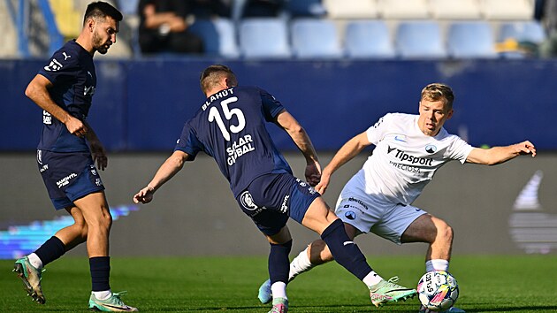 Libereck� z�lo�n�k Michal Hlavat� (vpravo) zastavuje akci Slov�cka.