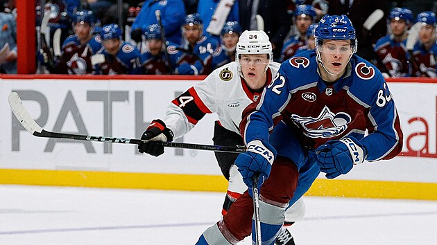 Ivan Ivan (82) z Colorado Avalanche se vrh do toku v zpase s Ottawa Senators, sth ho Jacob Bernard-Docker (24).