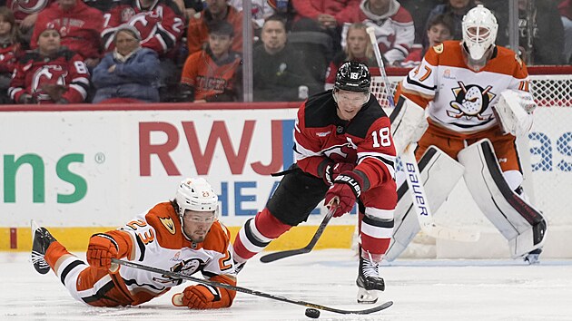Mason McTavish (vlevo) z Anaheim Ducks odehrv puk, na kter se sna doshnout Ondej Palt z New Jersey Nets.