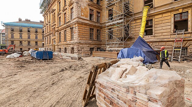 Pestavba Vrbenskho kasren v centru Hradce Krlov pro muzeum vchodnch ech.