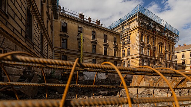 Pestavba Vrbenskho kasren v centru Hradce Krlov pro muzeum vchodnch ech.