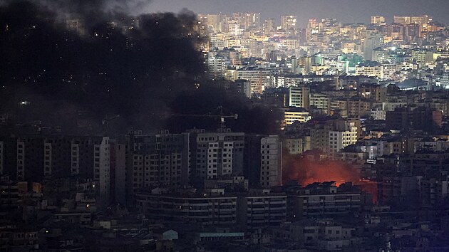 D�m stoup� k nebi na jihu libanonsk�ho hlavn�ho m�sta, kde op�t ude�ila izraelsk� arm�da. (24. ��jna 2024)