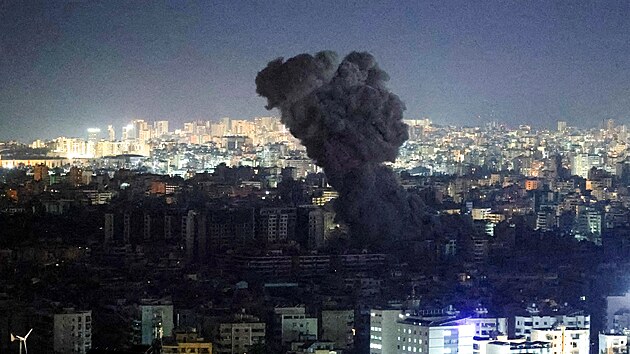D�m stoup� k nebi na jihu libanonsk�ho hlavn�ho m�sta, kde op�t ude�ila izraelsk� arm�da. (24. ��jna 2024)