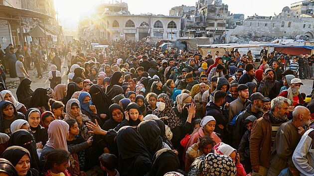Palestinci v Chn Jnisu v Gaze ekaj, aby si mohli koupit chleba. (28. jna 2024)