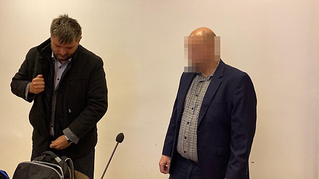 Skautský vedoucí J. N. (vpravo) stanul u Krajského soudu v Plzni. alobce jej...