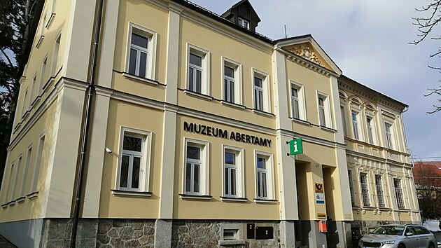 Bval starosta msta Abertamy el obalob z dotanho podvodu, pokozen zjmu Evropsk unie, povinnosti poruen pi sprv cizho majetku i zneuit pravomoci edn osoby. Ppad se to kolem pestavby budovy bvalho lesnickho uilit na muzeum.