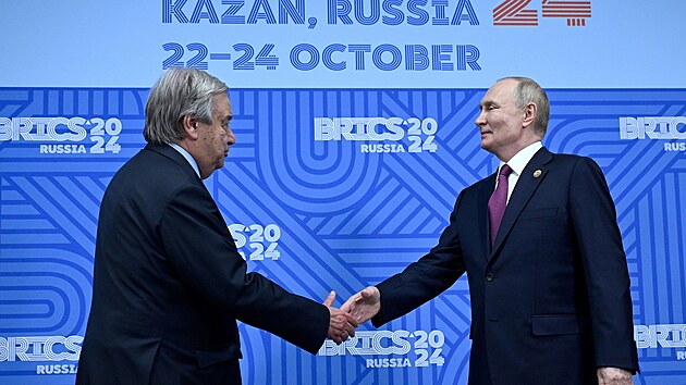 Generln tajemnk OSN Antnio Guterres se na zvr summitu rozvjejcch se ekonomik BRICS v rusk Kazani seel s ruskm prezidentem Vladimirem Putinem. (24. jna 2024)