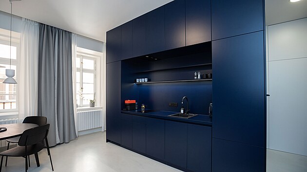 Uprost�ed bytu architekti navrhli kostku, v n� je koupelna a kuchy�, jej� vn�j�� st�na pak slou�� jako �lo�n� prostory.