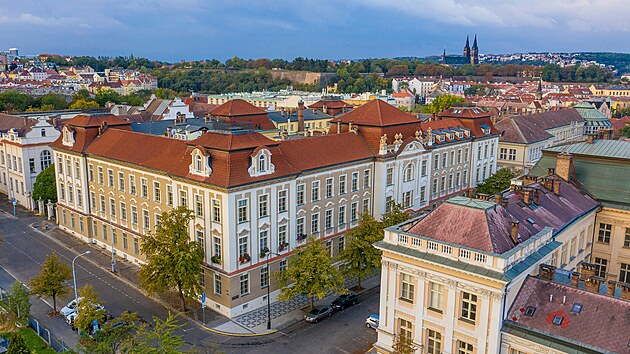 Jak� jin� stavebn� sloh by se hodil na P��rodov�deckou fakultu ne� flor�ln� secese a novobaroko?