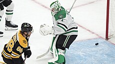 Casey DeSmith v brance Dallasu u na puk nedosáhne, gól dal David Pastrák z...