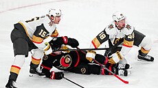 Brady Tkachuk z Ottawy mezi dvojicíNoah Hanifin (vlevo) a Tomá� Hertl z Vegas.