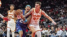 Tre Mann z Charlotte v souboji s Vítem Krejím (vpravo) z Atlanty.