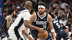 Klay Thompson (vpravo)  z Dallasu a Chris Paul ze San Antonia.