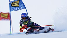 Mikaela Shiffrinová jede ob�í slalom v Söldenu.