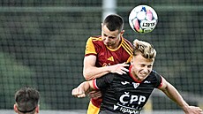 Vojt�ch Sychra (vpravo) v hlavi�kovém souboji s Martinem Amblerem z Dukly.