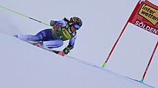 Italská ly�a�ka Federica Brignoneová na trati ob�ího slalomu v Söldenu.