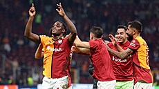 Michy Batshuayi z Galatasaraye oslavuje gól proti Elfsborgu.