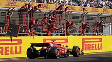 Celý tým Ferrari si uívá triumf Charlese Leclerca.