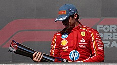 PKNÁ. Charles Leclerc s trofejí pro vítze Velké ceny USA.
