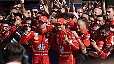 Spokojenost v týmu Ferrari. Charles Leclerc (vlevo) a Carlos Sainz ovládli...