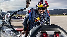 Pilot Stanislav �ejka usedá do kokpitu