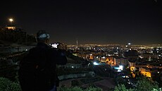 Pohled na no�ní Teherán poté, co se za�aly ozývat výbuchy raket po izraelském...