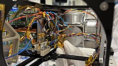 Sestrojování druice v rámci vesmírné mise Drak. Její data mají poslouit...