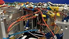 Sestrojování druice v rámci vesmírné mise Drak. První stroj má do kosmu...