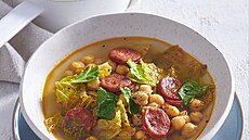 Kapustová polévka s cizrnou, klobásou a chilli