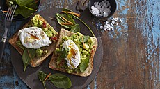 Celozrnn� vegetari�nsk� toust s avok�dem a �pen�tem