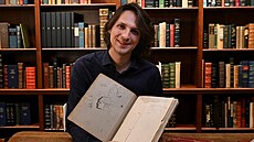 Sammy Jay, kurátor moderní literatury u knihkupce Petera Harringtona v Londýn�,...