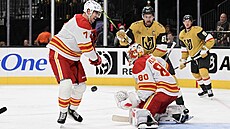 Branká Dan Vlada z Calgary Flames zasahuje v zápase s Las Vegas Knights.