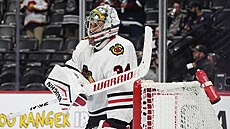 Branká Petr Mrázek z Chicago Blackhawks bhem zápasu s Colorado Avalanche.