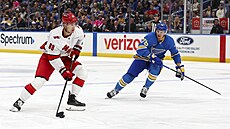 Martin Ne�as z Carolina Hurricanes si chystá puk ke st�ele v zápase se St....