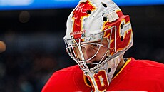 Branká� Dan Vlada� z Calgary Flames b�hem zápasu se Seattle Kraken.