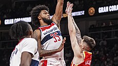 Vít Krej�í z Atlanta Hawks blokuje zakon�ujícího Marvina Bagleyho z Washington...