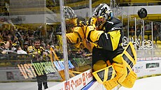 Litvínovský branká imon Zajíek slaví výhru nad Plzní s fanouky.