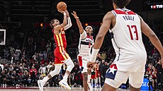Trae Young z Atlanta Hawks zkou�í v poslední sekund� zápasu s Washington...