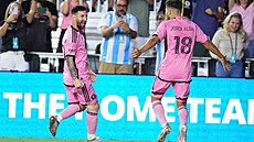 Lionel Messi a Jordi Alba z Interu Miami slaví gól v zápase s New England...